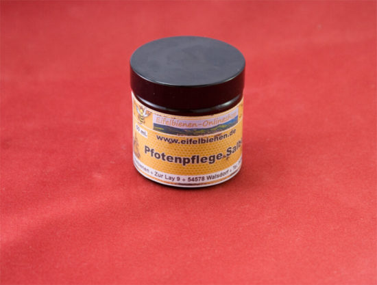 Paw care ointment with propolis